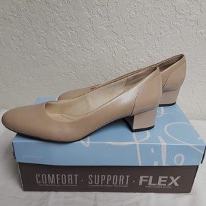 Lifestride Beige Erika Block Heel Pump size 9